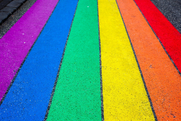 Regenbogenflagge auf Straße gemalt