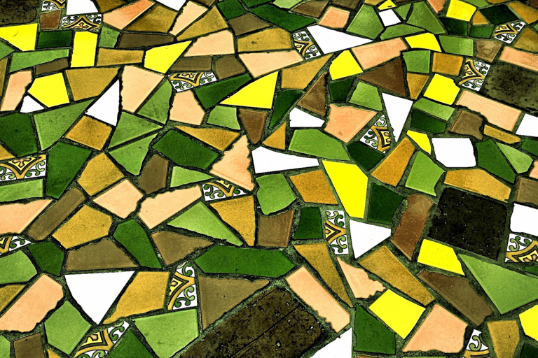 Keramikfliesen im Mosaik in Grüntönen, Gelb, Weiß